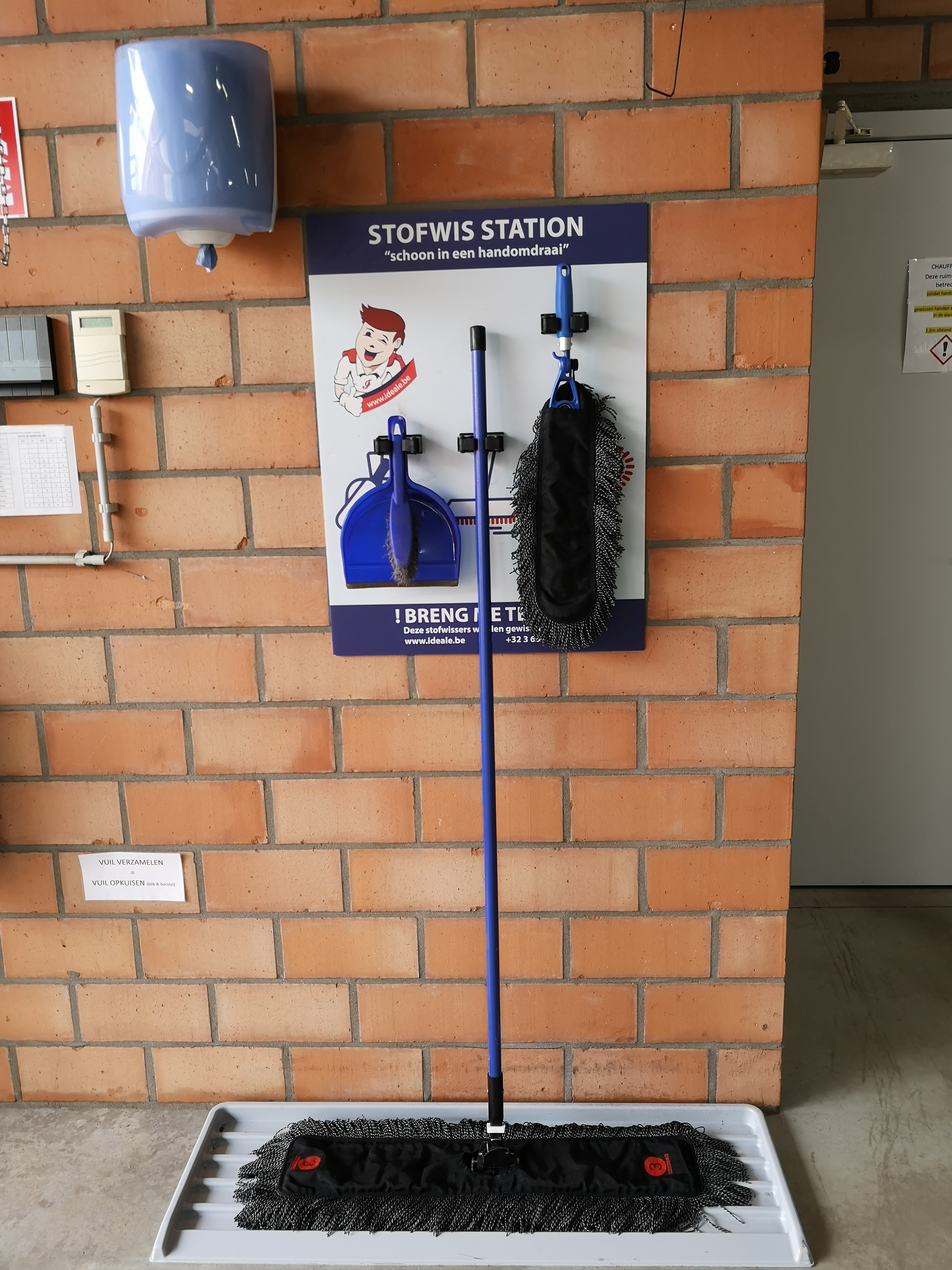 Stofwis%20station veeg handig en snel met een professionele vloerwisser het vuil in de stofwisbak, een mooi opbergsysteem