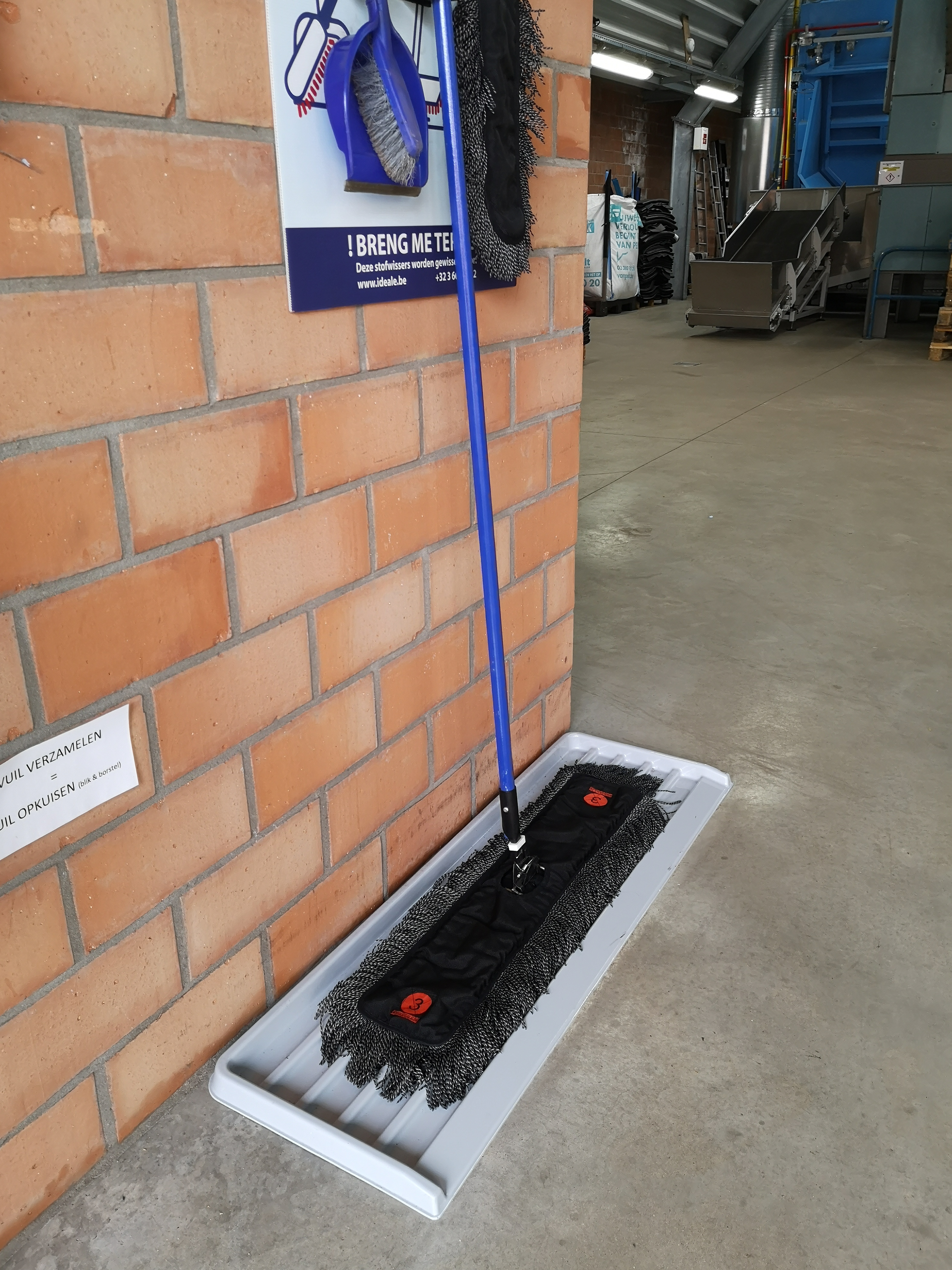 opvangbak voor professionele stofwisser veeg handig en snel met een professionele vloerwisser het vuil in de stofwisbak