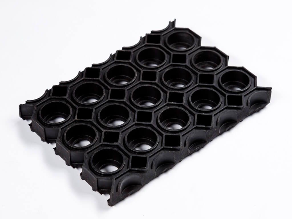Een duurzame rubberen mat die zowel binnen als buiten gebruikt wordt Een duurzame rubberen mat die zowel binnen als buiten gebruikt wordt
