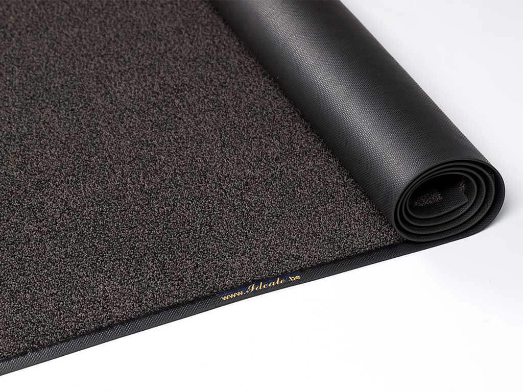 De high twist nylon vezels van de Ideale zwarte lopers vormen een goede eerste stofvanger De high twist nylon vezels van de Ideale zwarte lopers vormen een goede eerste stofvanger